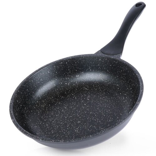 Czarna patelnia granitowa z białymi kropkami, o średnicy 26 cm, z ergonomicznym uchwytem. Powierzchnia patelni jest gładka i lekko błyszcząca.
