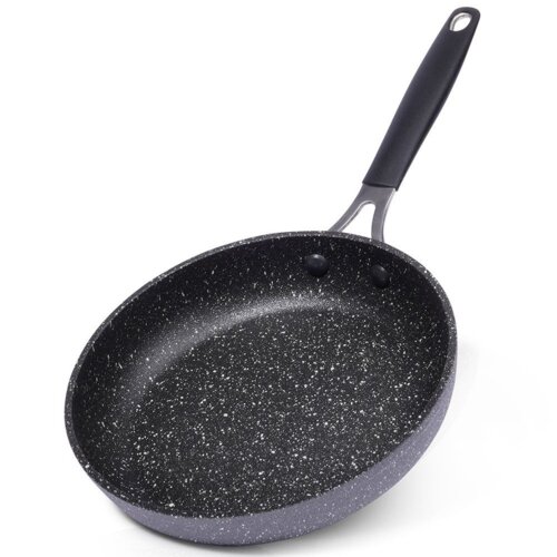 Na zdjęciu widoczna jest granitowa patelnia nieprzywierająca o średnicy 20 cm z czarnym uchwytem. Powierzchnia patelni ma charakterystyczny, nakrapiany wzór.