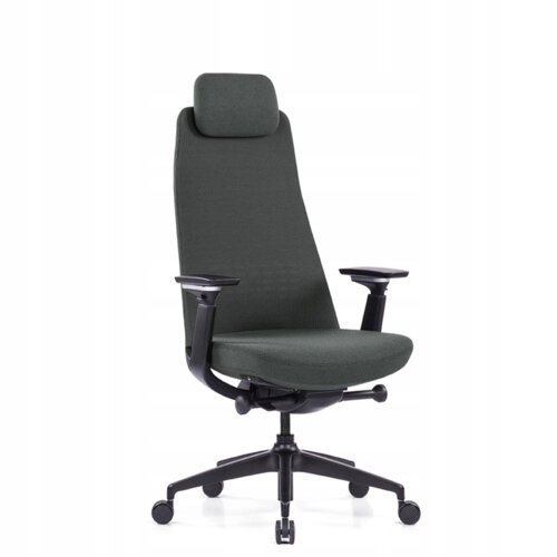 Czarny ergonomiczny fotel biurowy z wysokim oparciem i zagłówkiem, wykonany z tkaniny, posiada regulowane podłokietniki oraz pięcioramienną podstawę z kółkami. Produkt prezentowany jest na białym tle.