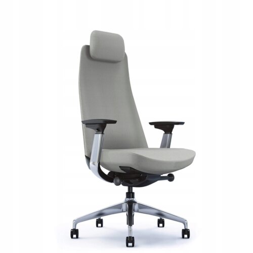 Ergonomiczny fotel biurowy w kolorze szaro-czarnym z tkaniny, posiada wysokie oparcie z zagłówkiem, regulowane podłokietniki oraz chromowaną podstawę z kółkami. Produkt ma nowoczesny design i jest przeznaczony do użytku biurowego.