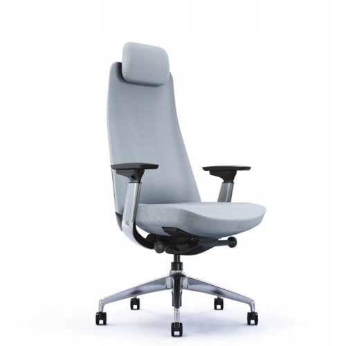 Ergonomiczny fotel biurowy w kolorze niebiesko-czarnym z tkaniny, posiada wysokie oparcie z zagłówkiem, regulowane podłokietniki oraz chromowaną podstawę na kółkach. Produkt nie zawiera widocznych napisów ani logo.