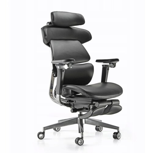 Czarny ergonomiczny fotel biurowy wykonany z naturalnej skóry, z regulowanym zagłówkiem, podłokietnikami i siedziskiem, osadzony na metalowej podstawie z kółkami. Fotel ma nowoczesny design z wyraźnie zaznaczonymi segmentami oparcia i siedziska.