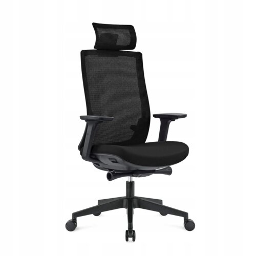 Czarny fotel ergonomiczny wykonany z tkaniny i siatki, z regulowanym zagłówkiem, podłokietnikami i podstawą na kółkach. Produkt ma nowoczesny design i jest przeznaczony do biura lub domowego gabinetu.