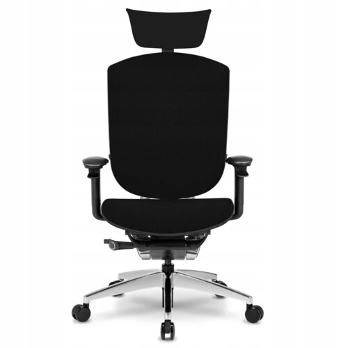 Czarny ergonomiczny fotel biurowy z chromowanymi elementami, wyposażony w regulowane podłokietniki, zagłówek oraz pięcioramienną podstawę z kółkami. Fotel ma prosty, nowoczesny design z wyraźnie zaznaczonym oparciem i siedziskiem.