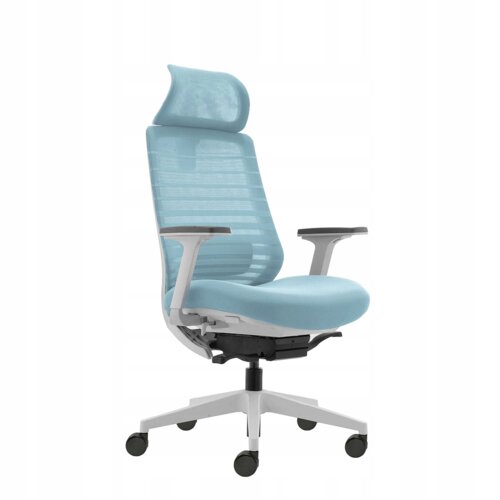 Ergonomiczny fotel biurowy w kolorze niebieskim, wykonany z tkaniny i siatki, z regulowanym zagłówkiem i podłokietnikami, na pięcioramiennej podstawie z kółkami. Fotel ma nowoczesny design i jasną kolorystykę.