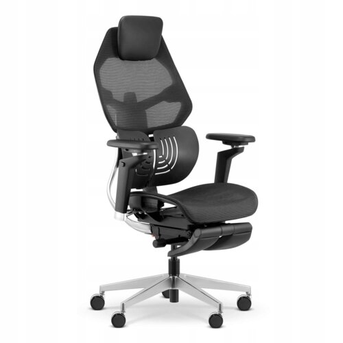 Czarny fotel ergonomiczny z siatki, z podnóżkiem i regulowanymi podłokietnikami, na metalowej podstawie z kółkami. Oparcie ma zintegrowany zagłówek i widoczne elementy konstrukcyjne.