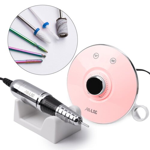 Różowa frezarka do paznokci z logo "AlleLAC" oraz różnymi końcówkami do manicure i pedicure, obok znajduje się uchwyt na urządzenie. Na panelu sterującym widoczne są przyciski "ON/OFF" i "HAND/FOOT" oraz pokrętło z oznaczeniami prędkości.