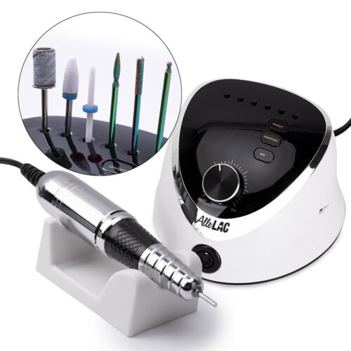 Biała frezarka do paznokci z czarnym panelem sterowania, na którym znajdują się przyciski "ON/OFF", "HAND/FOOT", "R/F" oraz pokrętło z oznaczeniami prędkości. Obok urządzenia widoczny jest uchwyt z metalowym narzędziem oraz okrągłe zdjęcie z różnymi końcówkami frezującymi.