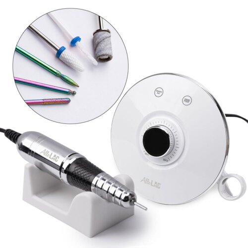 Na zdjęciu widoczna jest biała frezarka do paznokci z napisem "AlleLac" oraz różne końcówki do frezarki. Obok znajduje się okrągła baza z pokrętłem i przyciskami oznaczonymi jako "On/Off" i "Hand/Foot".