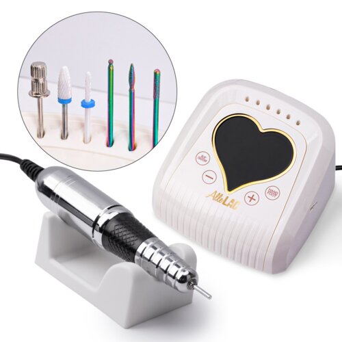 Frezarka do paznokci w jasnym beżowym kolorze z wyświetlaczem w kształcie serca, obok której znajduje się zestaw pięciu różnorodnych frezów. Na urządzeniu widoczne są przyciski z symbolami plusa i minusa oraz napis "AlleLac".