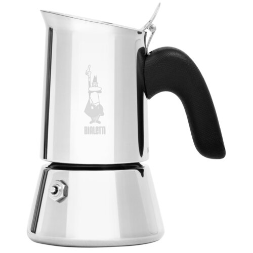 Srebrna kawiarka z czarnym uchwytem, na której widnieje logo z postacią i napisem "BIALETTI". Kawiarka ma błyszczącą powierzchnię i charakterystyczny, cylindryczny kształt.