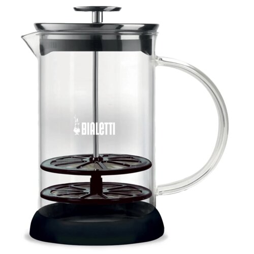 Przezroczysty spieniacz do mleka z czarną pokrywką i uchwytem, z widocznym logo "BIALETTI" na szklanej powierzchni. Wewnątrz znajduje się mechanizm tłokowy z dwoma czarnymi dyskami.