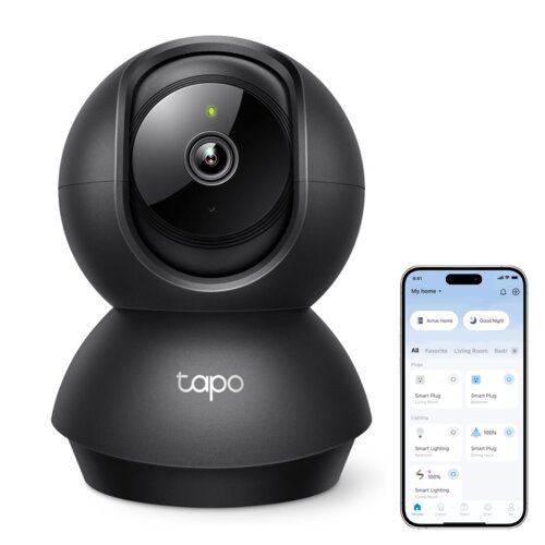 Czarna, obrotowa kamera z logo "tapo" na podstawie, obok której znajduje się smartfon z aplikacją do zarządzania urządzeniami domowymi. Na ekranie telefonu widoczne są ikony i teksty, takie jak "Arrive Home", "Good Night", "Smart Plug", oraz "Smart Lighting".