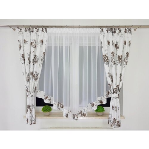 Firana z zasłonami w ciemnobrązowe kwiaty zawieszona na karniszu, z widocznymi dwoma roślinami doniczkowymi na parapecie.