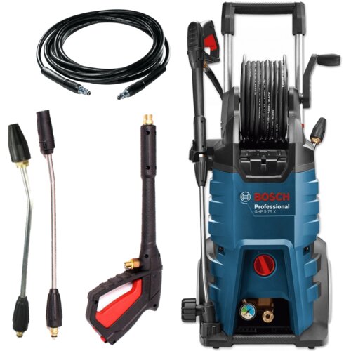 Na zdjęciu znajduje się myjka ciśnieniowa w kolorze niebieskim z czarnymi i czerwonymi elementami, z widocznym logo "BOSCH Professional GHP 5-75 X". Obok myjki znajdują się różne akcesoria, takie jak węże i dysze.